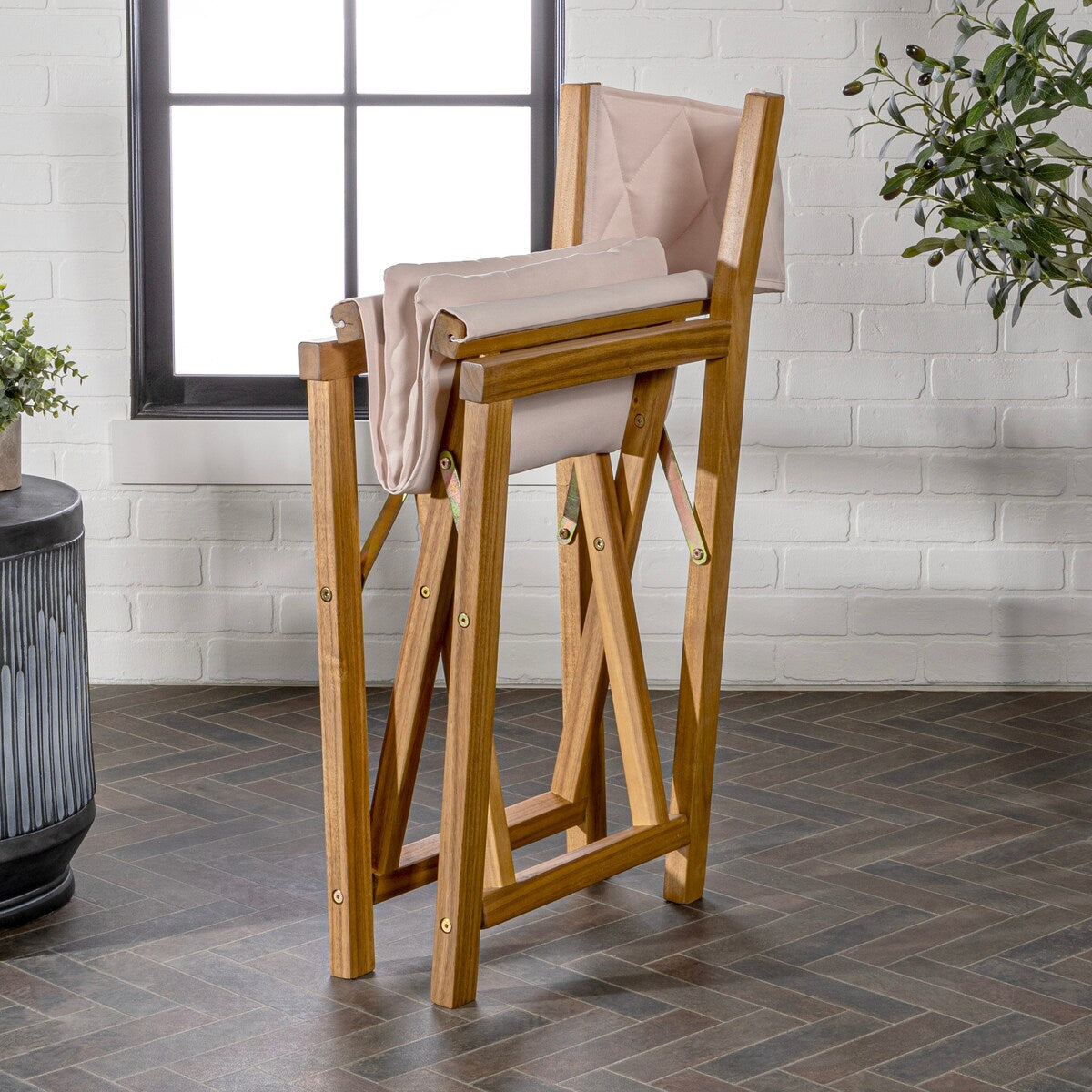 Chaise de réalisateur d'extérieur pliable en bois d'acacia, style Mid-Century, avec dossier matelassé en losanges et coussin, lot de 2 par JONATHAN Y